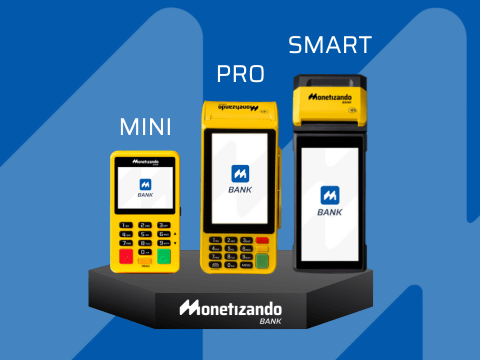 A imagem mostra três máquinas de pagamento com telas digitais, rotuladas como “MINI,” “SMART,” e “PRO.” Cada máquina tem um tamanho diferente, sendo a MINI a menor, a SMART de tamanho médio e a PRO a maior. Elas estão colocadas em um suporte com a hashtag “#Monetizando.” O fundo é azul com alguns elementos de design abstratos. As telas das máquinas exibem logotipos que parecem ser de um banco ou serviço financeiro, junto com indicadores de sinal e bateria.